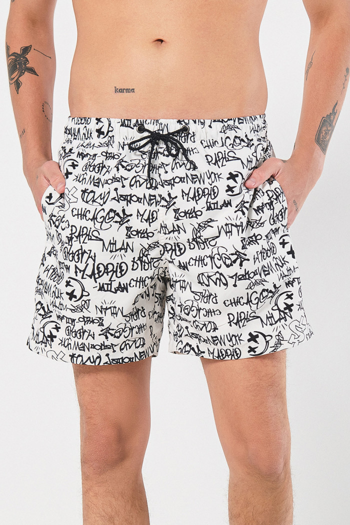 Bermuda crema clara playera con textos negros y tiro bajo
