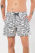 Bermuda crema clara playera con textos negros y tiro bajo