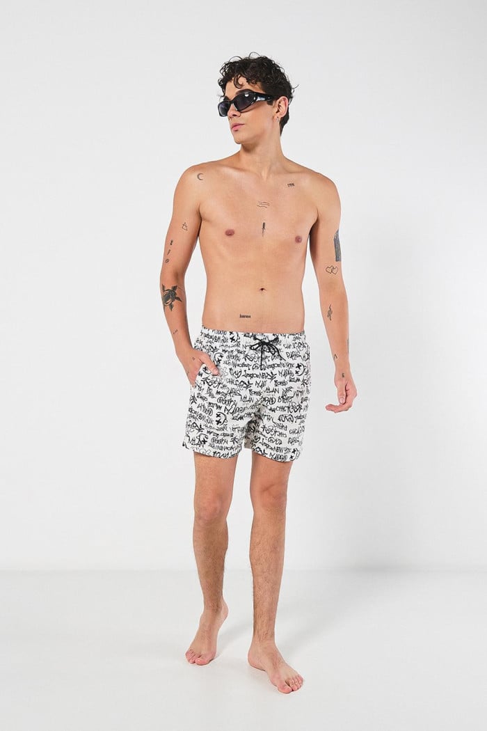 Bermuda crema clara playera con textos negros y tiro bajo