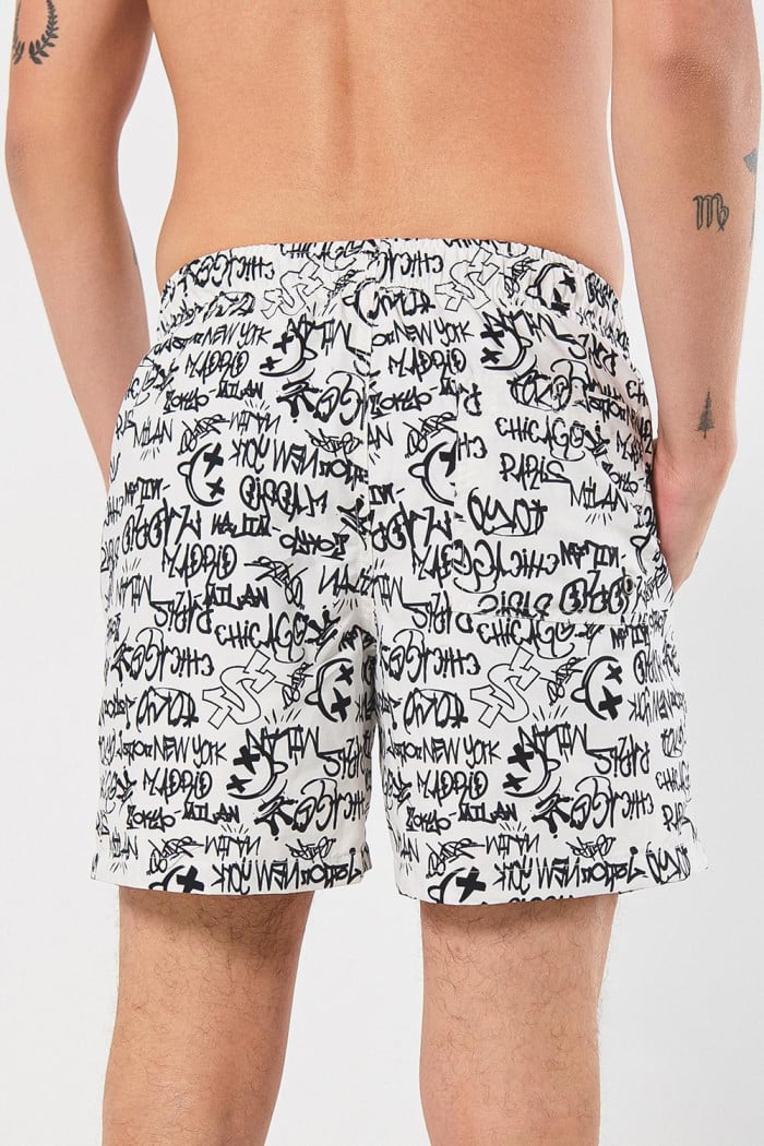 Bermuda crema clara playera con textos negros y tiro bajo