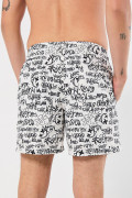Bermuda crema clara playera con textos negros y tiro bajo