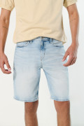Bermuda en jean azul clara slim con desgastes y tiro bajo