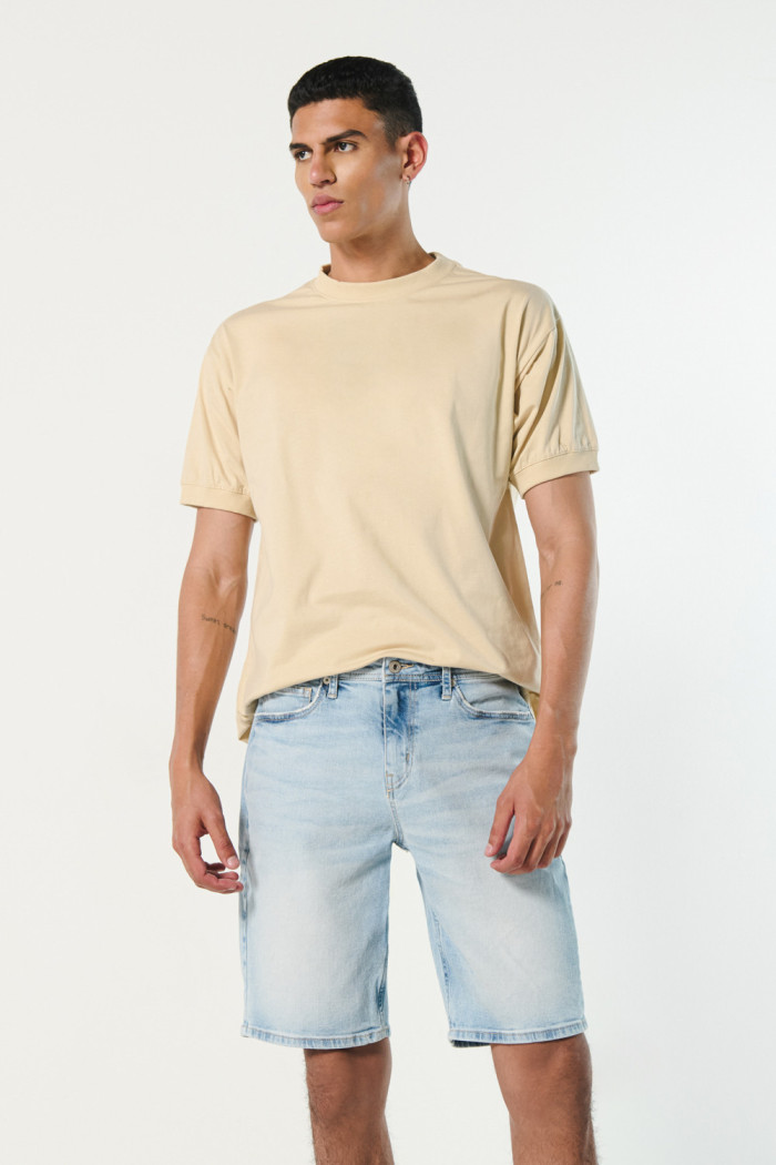 Bermuda en jean azul clara slim con desgastes y tiro bajo
