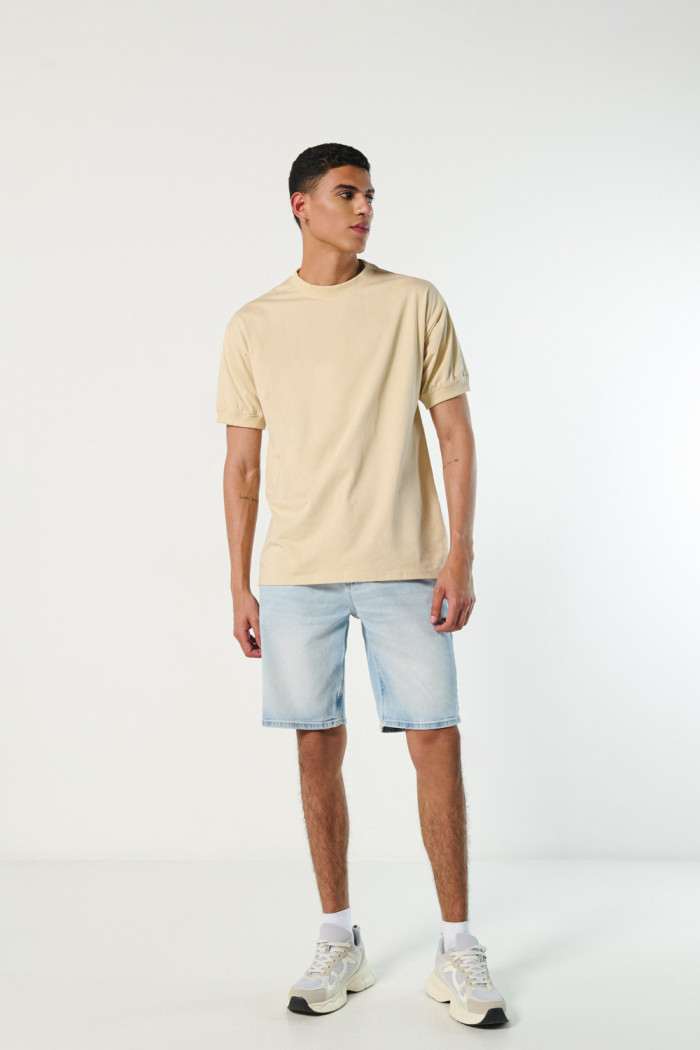 Bermuda en jean azul clara slim con desgastes y tiro bajo