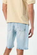 Bermuda en jean azul clara slim con desgastes y tiro bajo