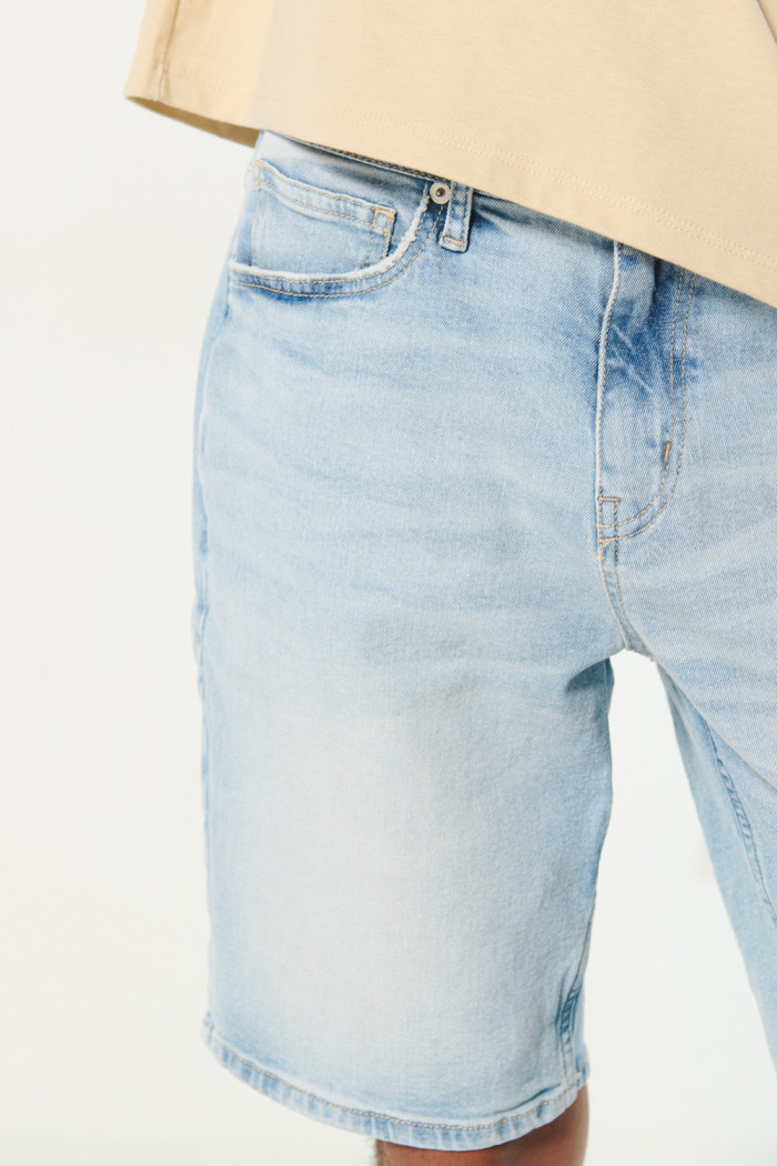 Bermuda en jean azul clara slim con desgastes y tiro bajo