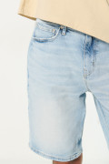 Bermuda en jean azul clara slim con desgastes y tiro bajo