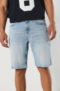 Bermuda azul clara en jean slim con tiro bajo
