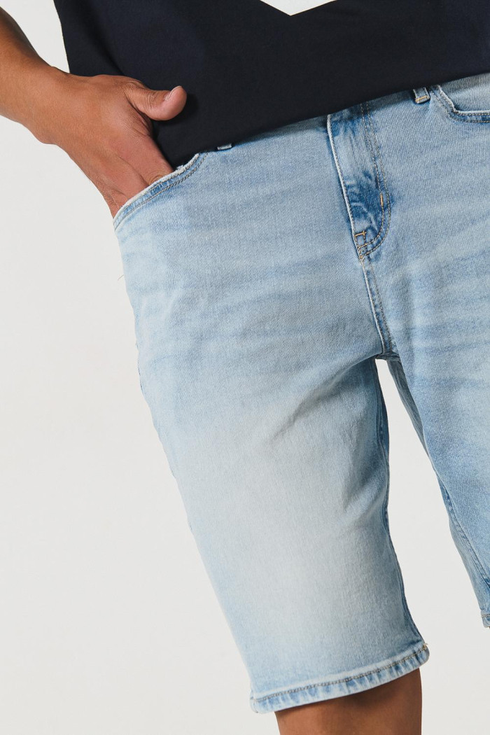 Bermuda azul clara en jean slim con tiro bajo