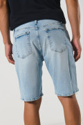 Bermuda azul clara en jean slim con tiro bajo