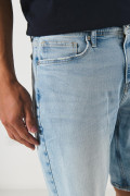 Bermuda azul clara en jean slim con tiro bajo