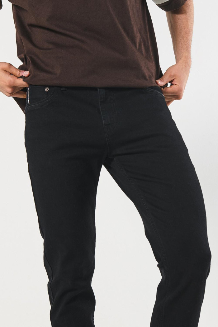 Jean negro tipo skinny ceñido con tiro bajo y bolsillos