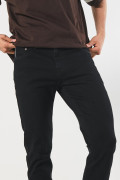 Jean negro tipo skinny ceñido con tiro bajo y bolsillos