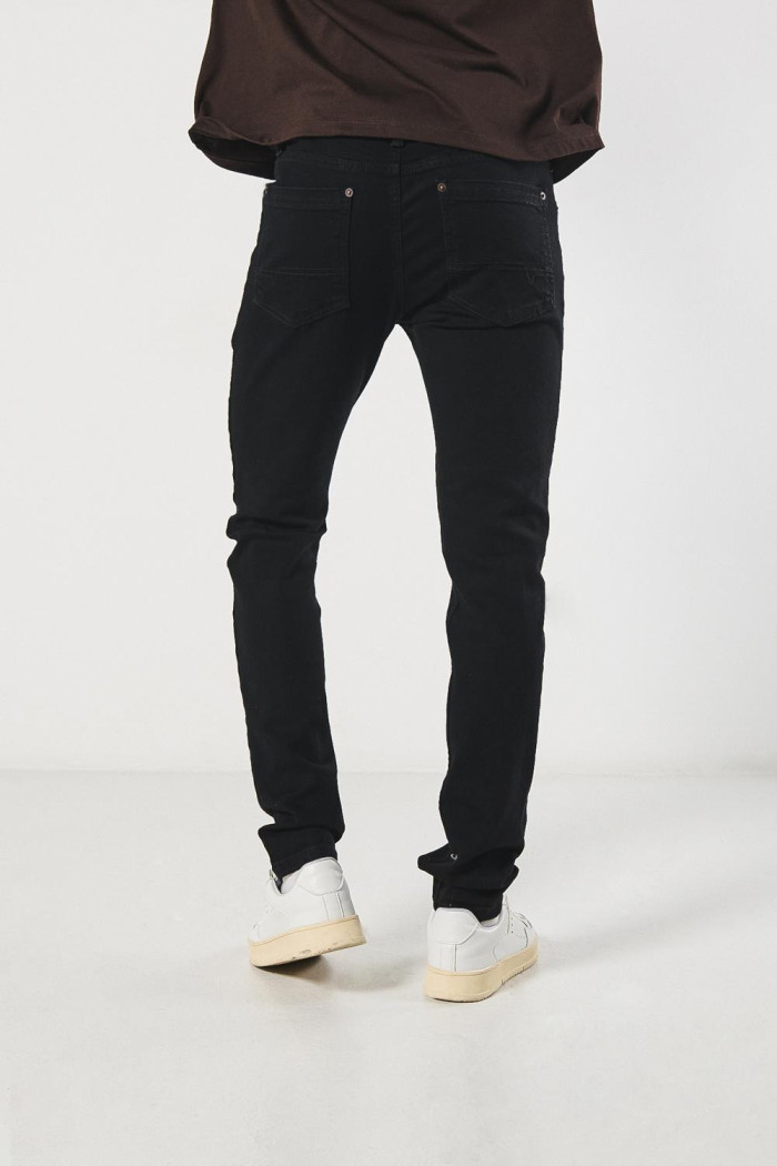 Jean negro tipo skinny ceñido con tiro bajo y bolsillos