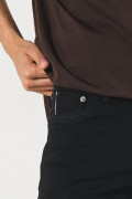 Jean negro tipo skinny ceñido con tiro bajo y bolsillos