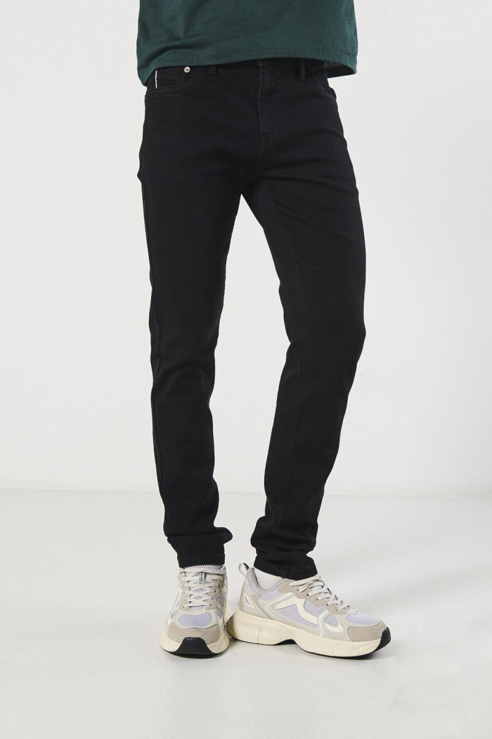 Jean negro skinny con bolsillos, tiro bajo y ajuste ceñido