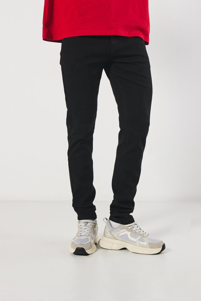 Jean tiro bajo skinny negro con cremallera y ajuste ceñido