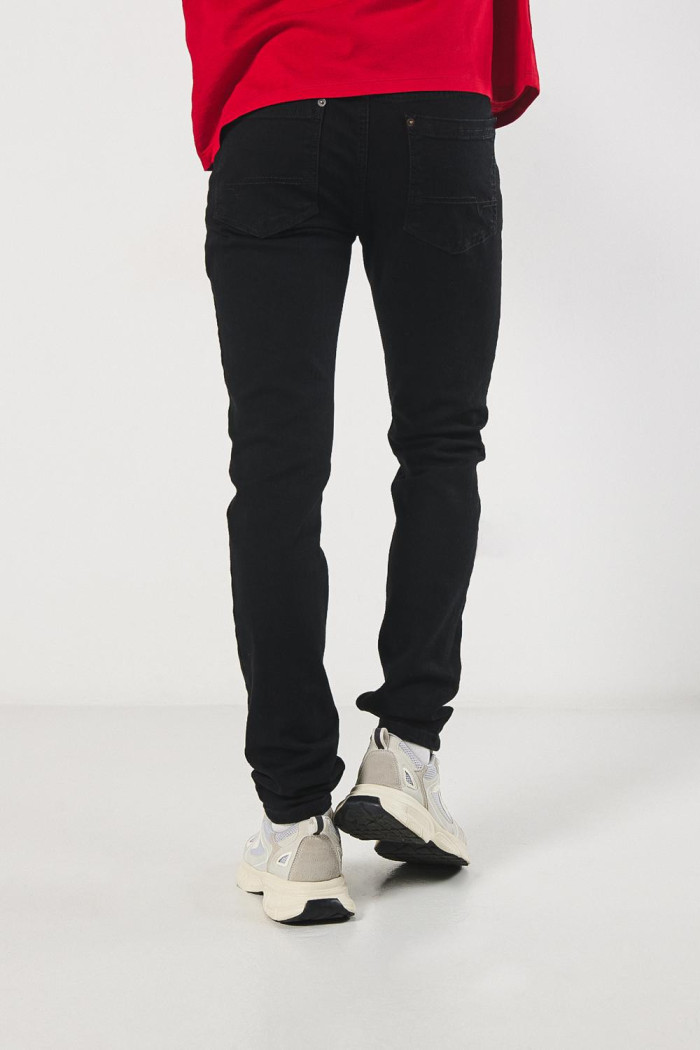 Jean tiro bajo skinny negro con cremallera y ajuste ceñido