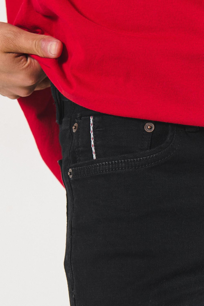 Jean tiro bajo skinny negro con cremallera y ajuste ceñido