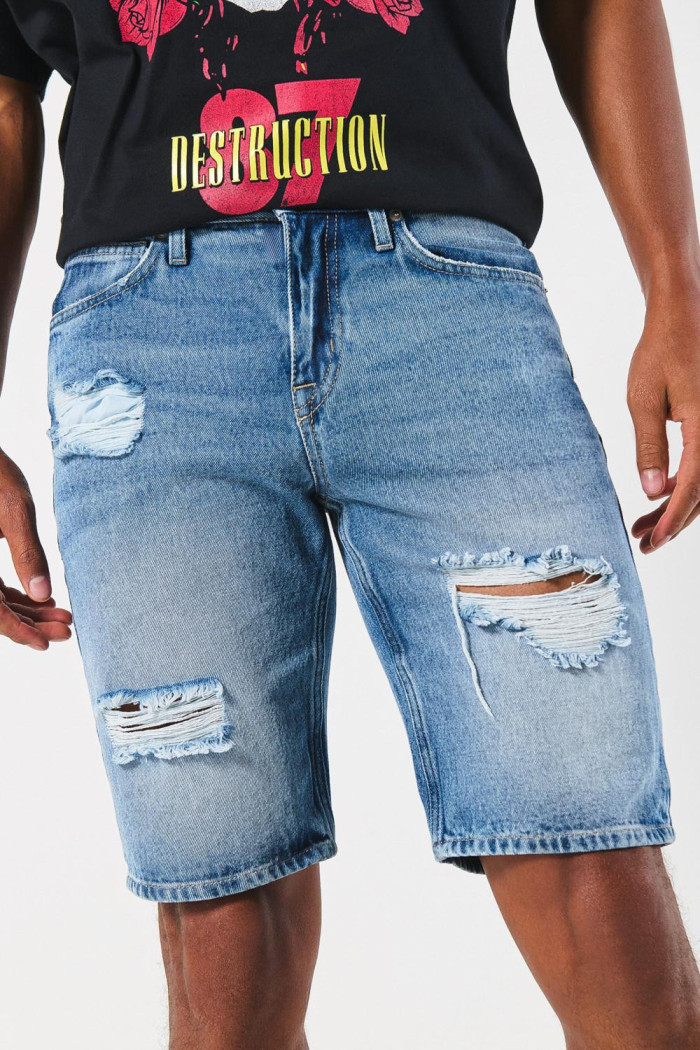 Bermuda slim azul clara en jean tiro bajo con rotos