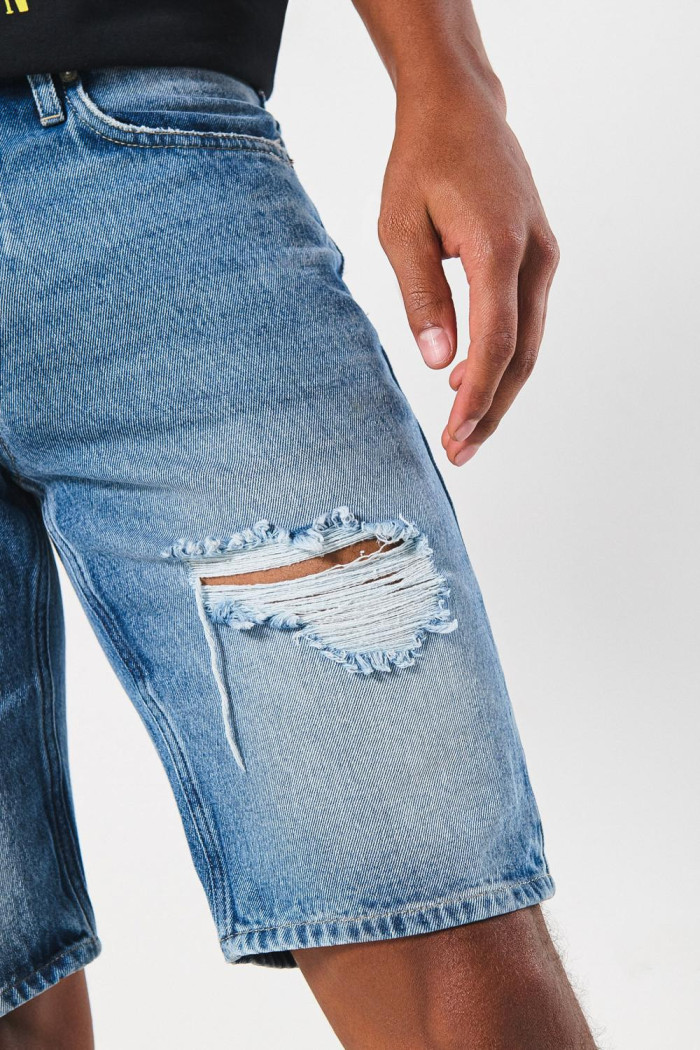 Bermuda slim azul clara en jean tiro bajo con rotos
