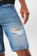 Bermuda slim azul clara en jean tiro bajo con rotos