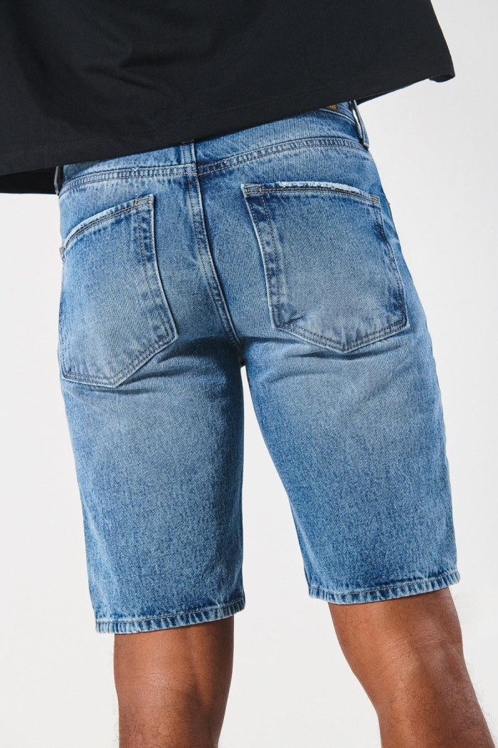 Bermuda slim azul clara en jean tiro bajo con rotos