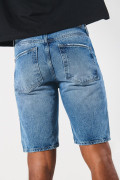Bermuda slim azul clara en jean tiro bajo con rotos
