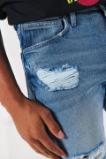 Bermuda slim azul clara en jean tiro bajo con rotos
