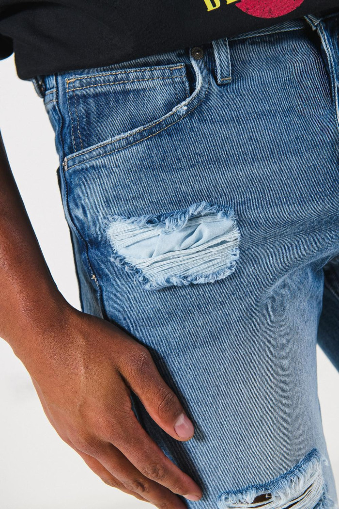 Bermuda slim azul clara en jean tiro bajo con rotos
