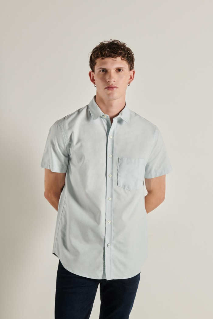 Camisa manga corta unicolor con bolsillo y botones en frente