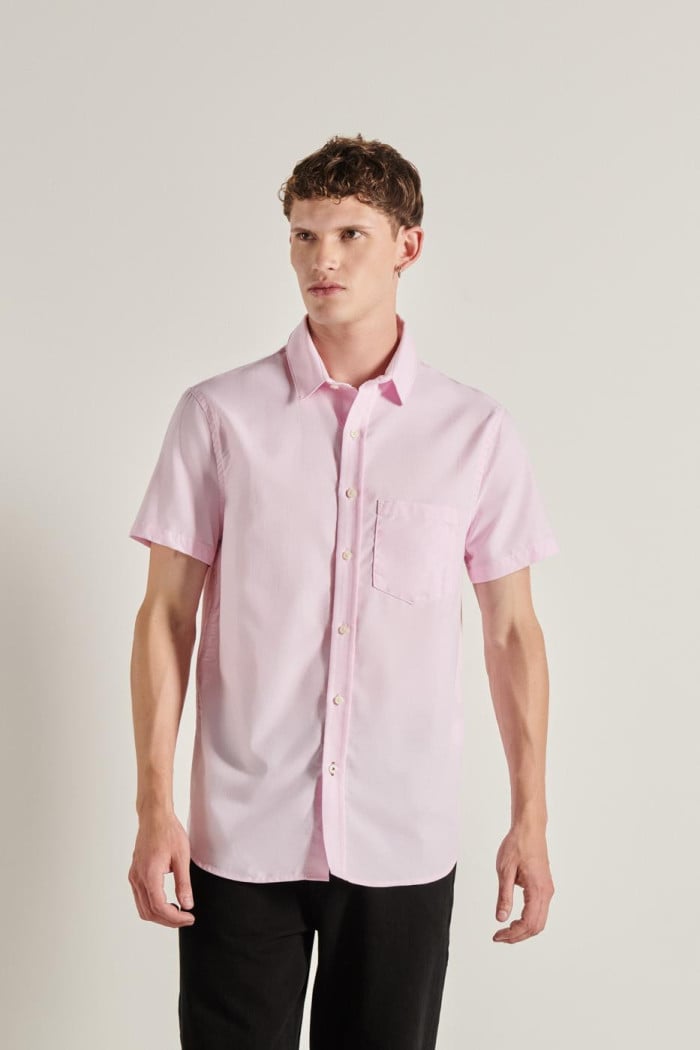 Camisa manga corta unicolor con bolsillo y botones en frente