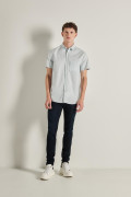 Camisa manga corta unicolor con bolsillo y botones en frente