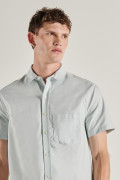 Camisa manga corta unicolor con bolsillo y botones en frente