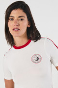 Camiseta crema college manga corta con contrastes rojos