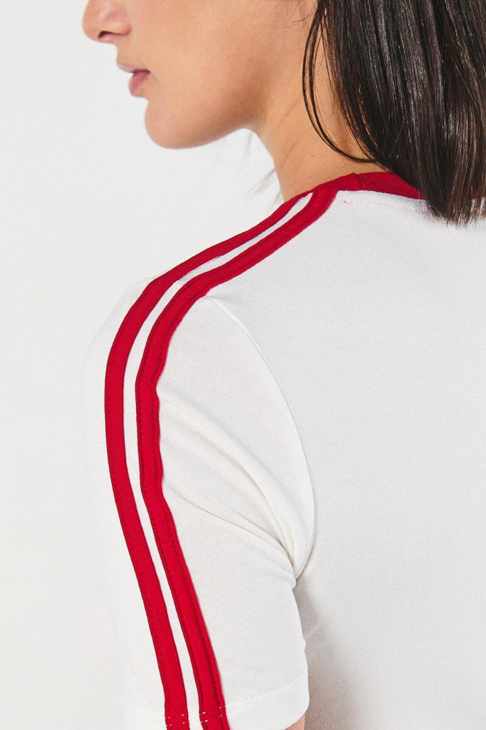 Camiseta crema college manga corta con contrastes rojos