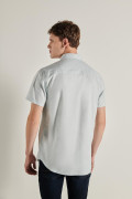 Camisa manga corta unicolor con bolsillo y botones en frente