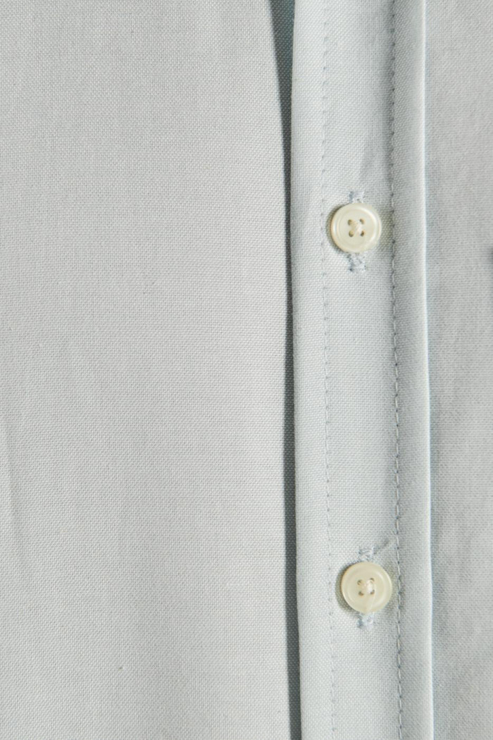 Camisa manga corta unicolor con bolsillo y botones en frente