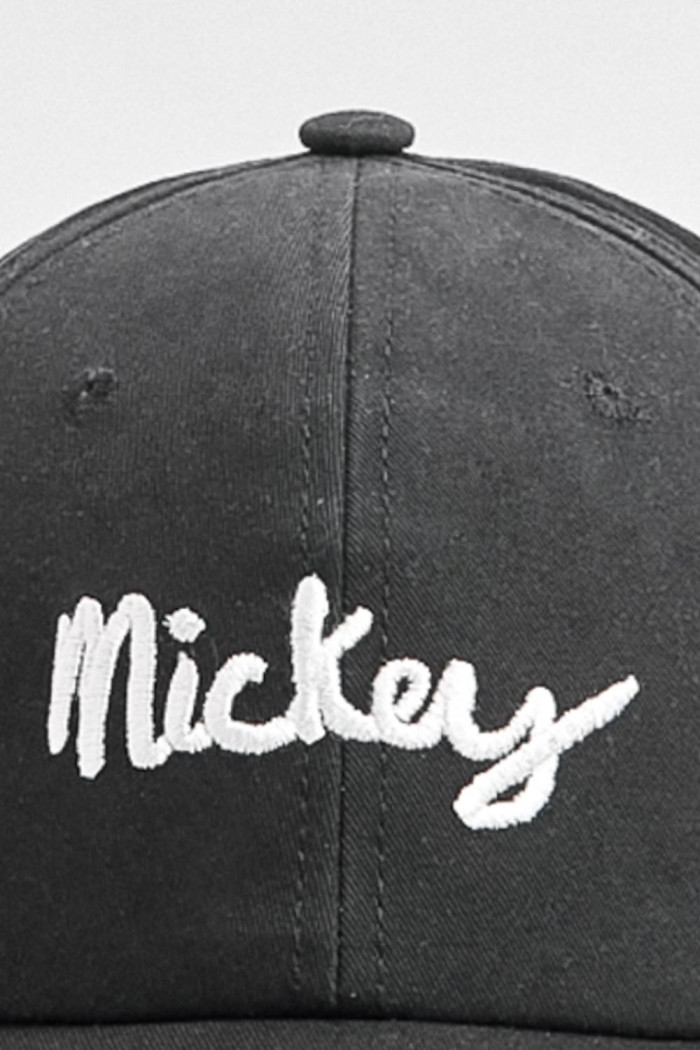 Cachucha negra beisbolera con diseños de Mickey