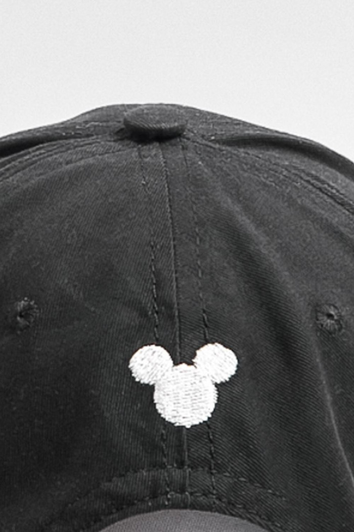 Cachucha negra beisbolera con diseños de Mickey