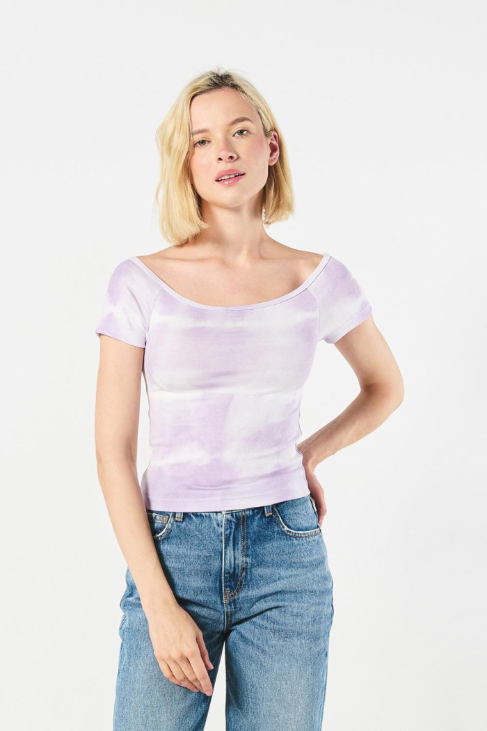 Camiseta lila clara estampada con cuello bandeja