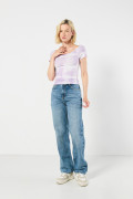 Camiseta lila clara estampada con cuello bandeja