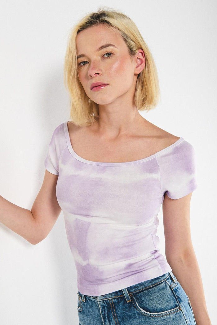 Camiseta lila clara estampada con cuello bandeja