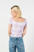 Camiseta lila clara estampada con cuello bandeja