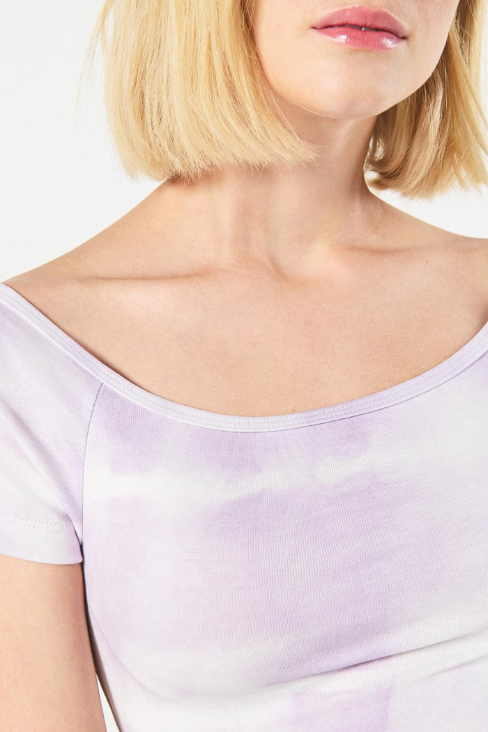 Camiseta lila clara estampada con cuello bandeja