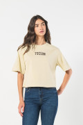 Camiseta crop top kaki oversize con diseño college