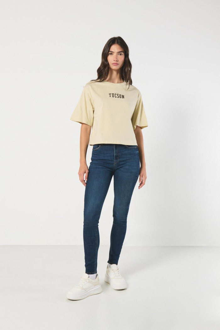 Camiseta crop top kaki oversize con diseño college