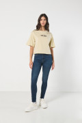 Camiseta crop top kaki oversize con diseño college