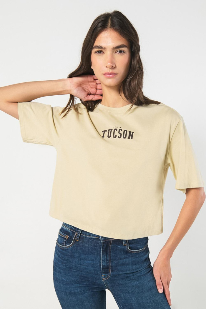Camiseta crop top kaki oversize con diseño college