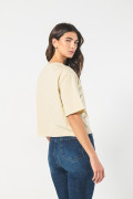 Camiseta crop top kaki oversize con diseño college